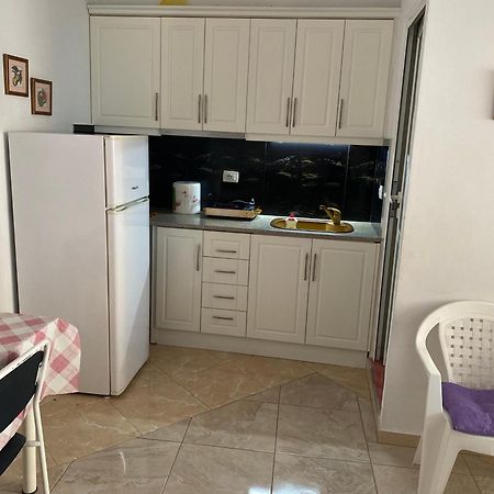 Apartament Roisin Sarandë Exteriör bild